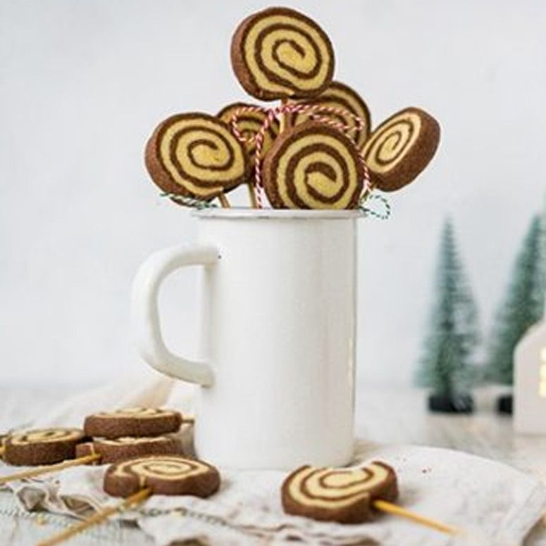 Schwarzweiße Keks-Lollis