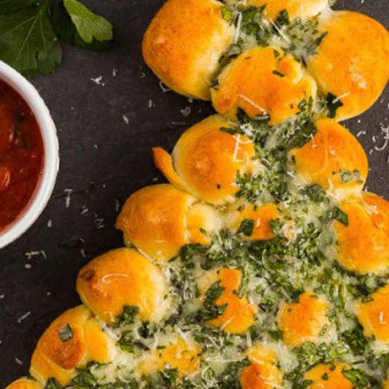 Pizza in Weihnachtsbaumform