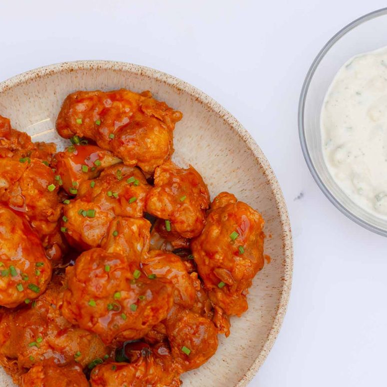 NINJA® Blumenkohl-Häppchen mit Blauschimmelkäse-Dip